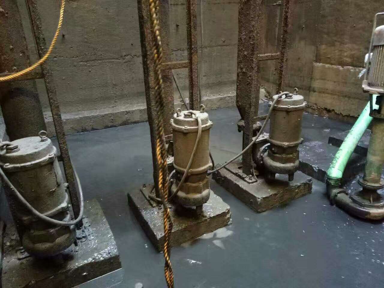 丰镇污水池清理