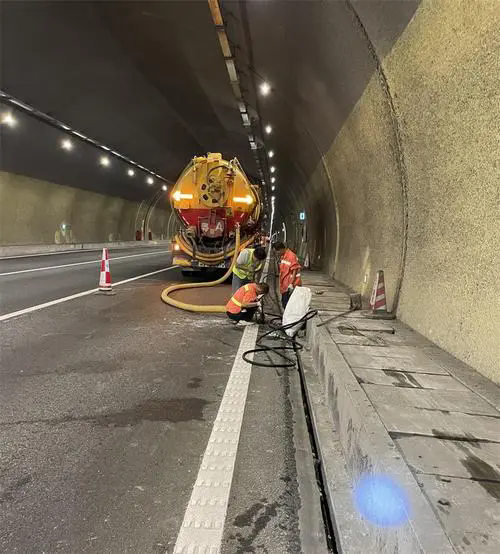 丰镇隧道排水渠清淤